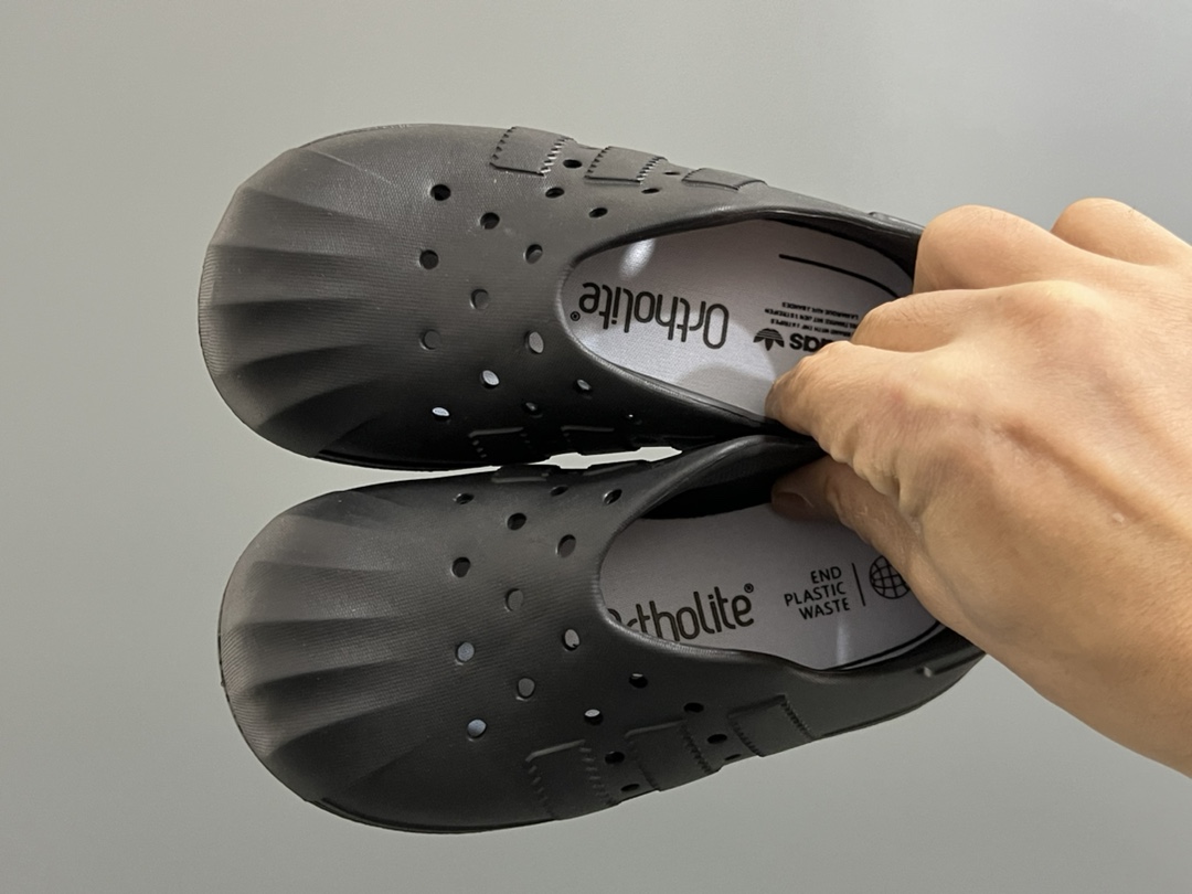 代理‼️‼️‼️ A家丑萌洞洞一脚蹬儿童凉鞋 尺码：24-37码 丑萌丑萌的小可爱凉鞋😍 透气孔设计，舒适不闷脚☁️ 附赠一对鞋垫，方便清洗✌🏻 一体成型工艺，全身无胶👍🏻-选品中心