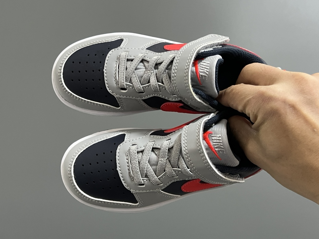 NK 空一号工装低帮魔术贴儿童板鞋小白鞋 尺码：22-37.5码 经典百搭板鞋小白鞋，学生时代必备❤️ 低帮魔术贴设计，穿脱方便✔️ 橡胶大底，耐磨防滑👍🏻-选品中心