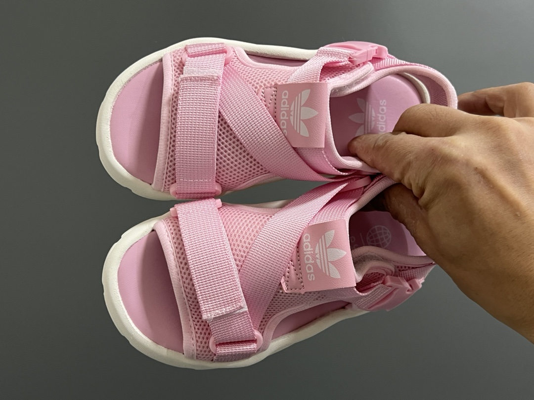 NO:754058,Agency price A's new open-toed children's casual sandals SIZE26-35 size cabinet sync new style Breathable hollow mesh design Velcro adjustable buckle, easy to put on and take off Wear-resistant non-slip outsole, great foot feel, slippers, sandals, sandals, slippers,19860909代理价 A家新款露趾儿童休闲凉鞋 SIZE26-35码 柜子同步新款 透气性镂空网面设计 魔术贴可调节扣,穿脱方便 耐磨防滑大底,脚感超赞,拖鞋，凉鞋,sandals,slippers,,Children's