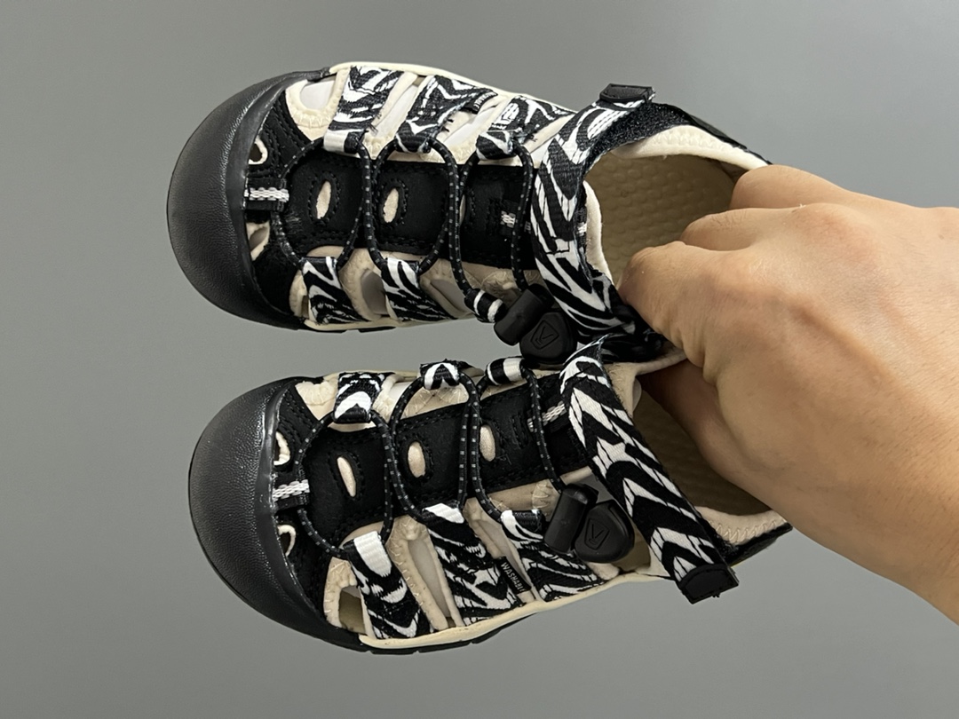 海外版 Keen 科恩溯溪两穿儿童凉鞋 尺码：26-37码 海外代购版👍🏻 这鞋型太好看啦😍丑萌丑萌感✨ 魔术贴➕松紧带设计，方便调节✔️ 溯溪两穿橡胶耐磨大底，抓地力超强✌🏻 今年必备单品🛒-选品中心