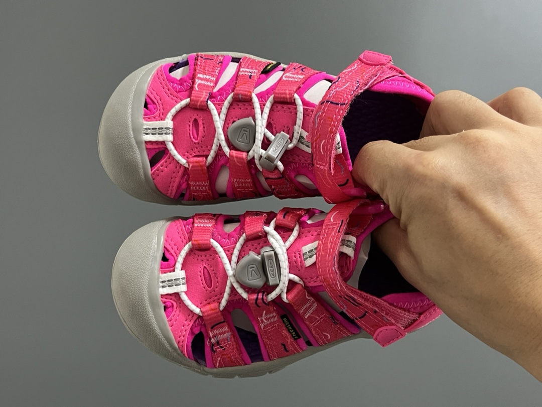 海外版 Keen 科恩溯溪两穿儿童凉鞋 尺码：26-37码 海外代购版👍🏻 这鞋型太好看啦😍丑萌丑萌感✨ 魔术贴➕松紧带设计，方便调节✔️ 溯溪两穿橡胶耐磨大底，抓地力超强✌🏻 今年必备单品🛒-选品中心