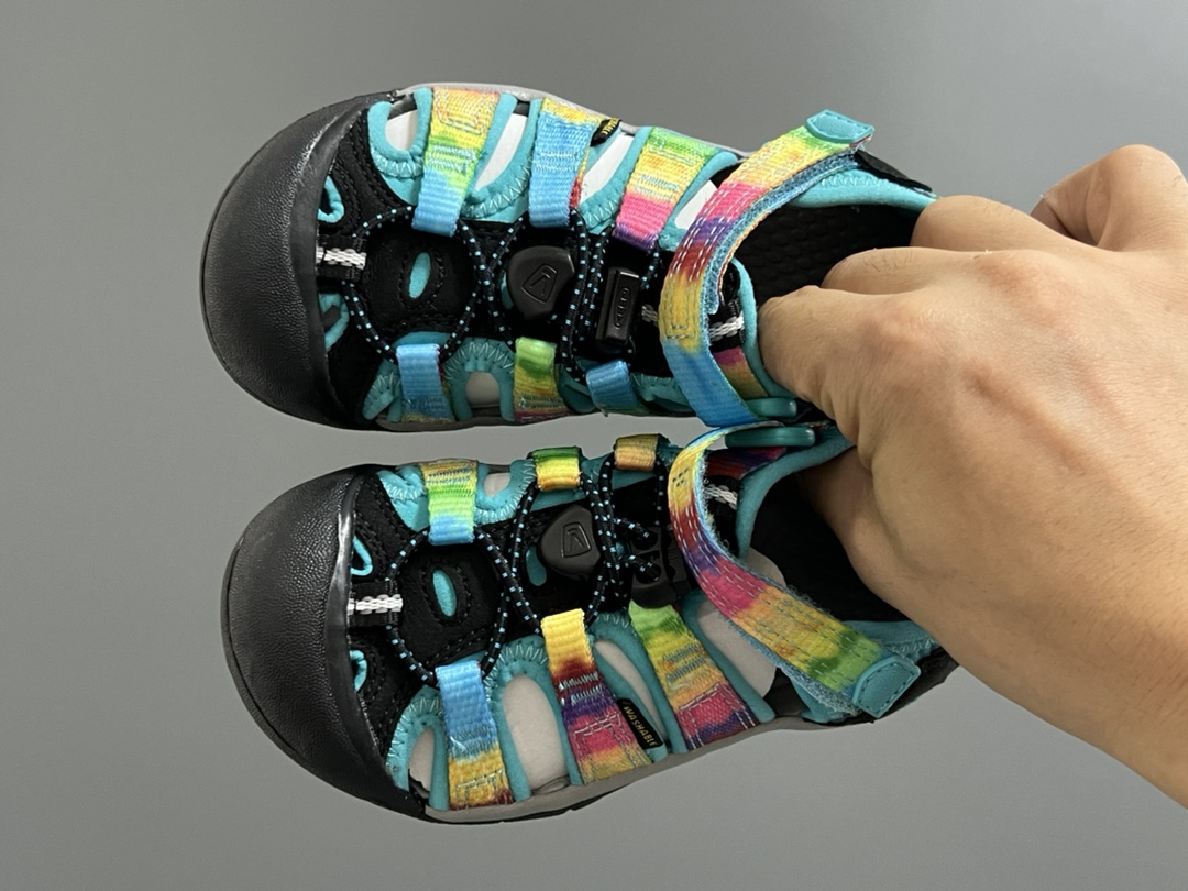 海外版 Keen 科恩溯溪两穿儿童凉鞋 尺码：26-37码 海外代购版👍🏻 这鞋型太好看啦😍丑萌丑萌感✨ 魔术贴➕松紧带设计，方便调节✔️ 溯溪两穿橡胶耐磨大底，抓地力超强✌🏻 今年必备单品🛒-选品中心