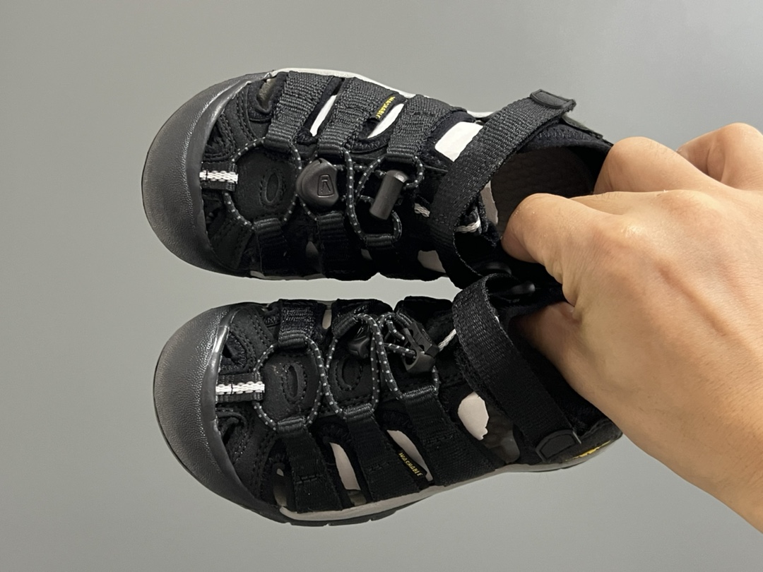 海外版 Keen 科恩溯溪两穿儿童凉鞋 尺码：26-37码 海外代购版👍🏻 这鞋型太好看啦😍丑萌丑萌感✨ 魔术贴➕松紧带设计，方便调节✔️ 溯溪两穿橡胶耐磨大底，抓地力超强✌🏻 今年必备单品🛒-选品中心