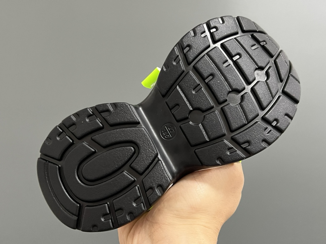 图片[5]-耐克新款魔术贴框子儿童老爹凉鞋 尺码：26-37码 不爱穿凉鞋的宝宝快看过来[呲牙] 透气性网面，后跟镂空设计☁️ 魔术贴设计方便调节✌🏻 耐磨防滑大底，脚感超赞👍🏻-选品中心