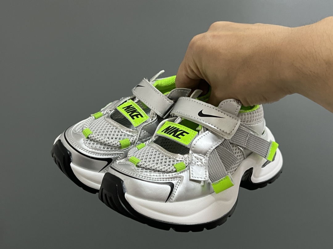 图片[2]-耐克新款魔术贴框子儿童老爹凉鞋 尺码：26-37码 不爱穿凉鞋的宝宝快看过来[呲牙] 透气性网面，后跟镂空设计☁️ 魔术贴设计方便调节✌🏻 耐磨防滑大底，脚感超赞👍🏻-选品中心