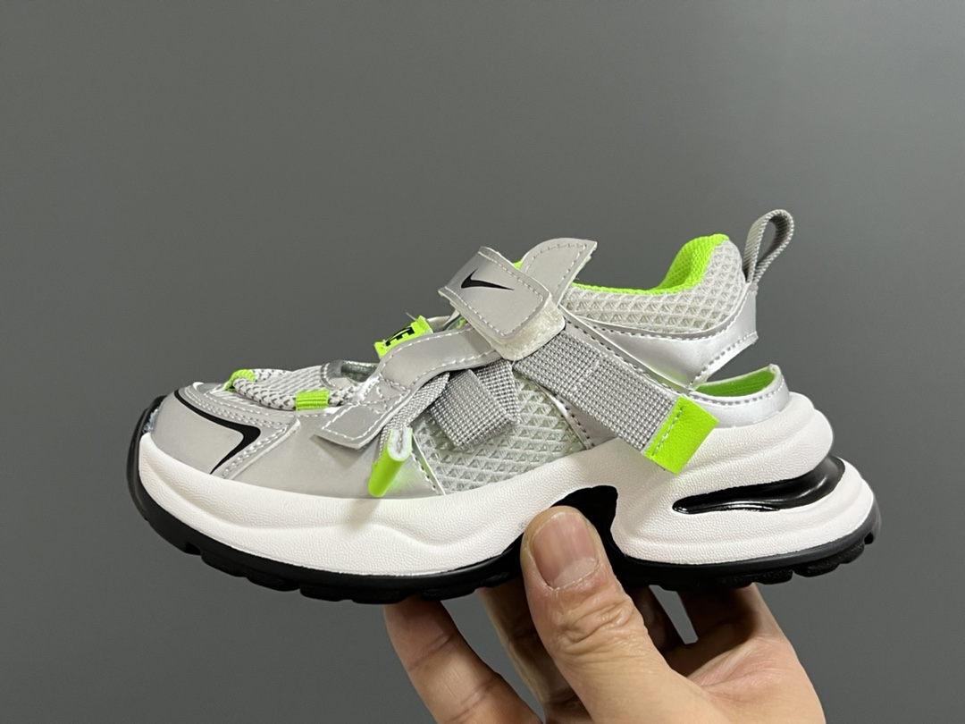 图片[4]-耐克新款魔术贴框子儿童老爹凉鞋 尺码：26-37码 不爱穿凉鞋的宝宝快看过来[呲牙] 透气性网面，后跟镂空设计☁️ 魔术贴设计方便调节✌🏻 耐磨防滑大底，脚感超赞👍🏻-选品中心