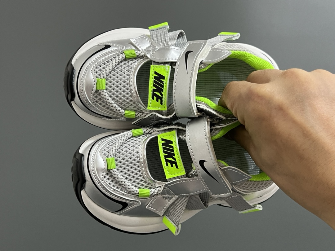 耐克新款魔术贴框子儿童老爹凉鞋 尺码：26-37码 不爱穿凉鞋的宝宝快看过来[呲牙] 透气性网面，后跟镂空设计☁️ 魔术贴设计方便调节✌🏻 耐磨防滑大底，脚感超赞👍🏻-选品中心