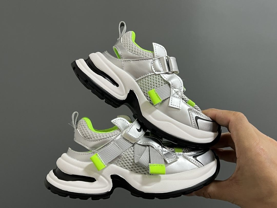 图片[9]-耐克新款魔术贴框子儿童老爹凉鞋 尺码：26-37码 不爱穿凉鞋的宝宝快看过来[呲牙] 透气性网面，后跟镂空设计☁️ 魔术贴设计方便调节✌🏻 耐磨防滑大底，脚感超赞👍🏻-选品中心