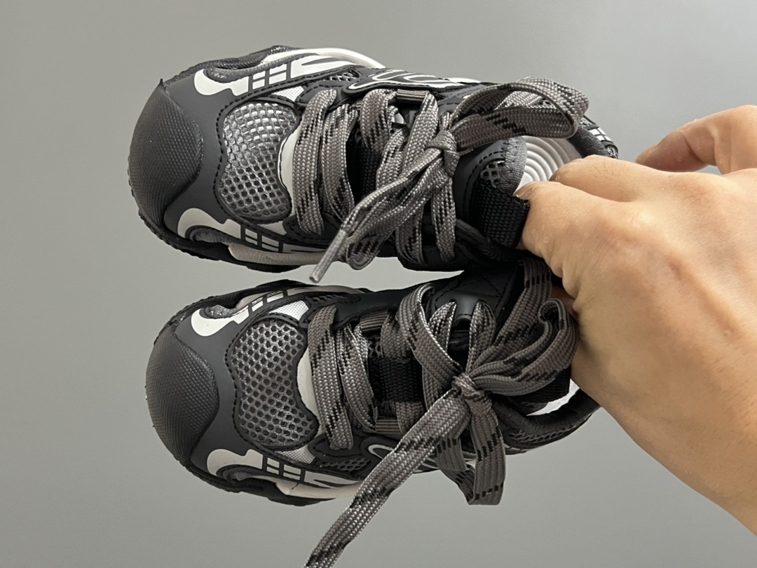 巴家新款10XL魔术贴儿童凉鞋 尺码：26-37码 超火的巴黎世家10XL系列🔥 镂空网面凉鞋推荐❤️ 夏天🌴又时髦又透气☁️ 魔术贴设计，穿脱方便✌🏻-选品中心