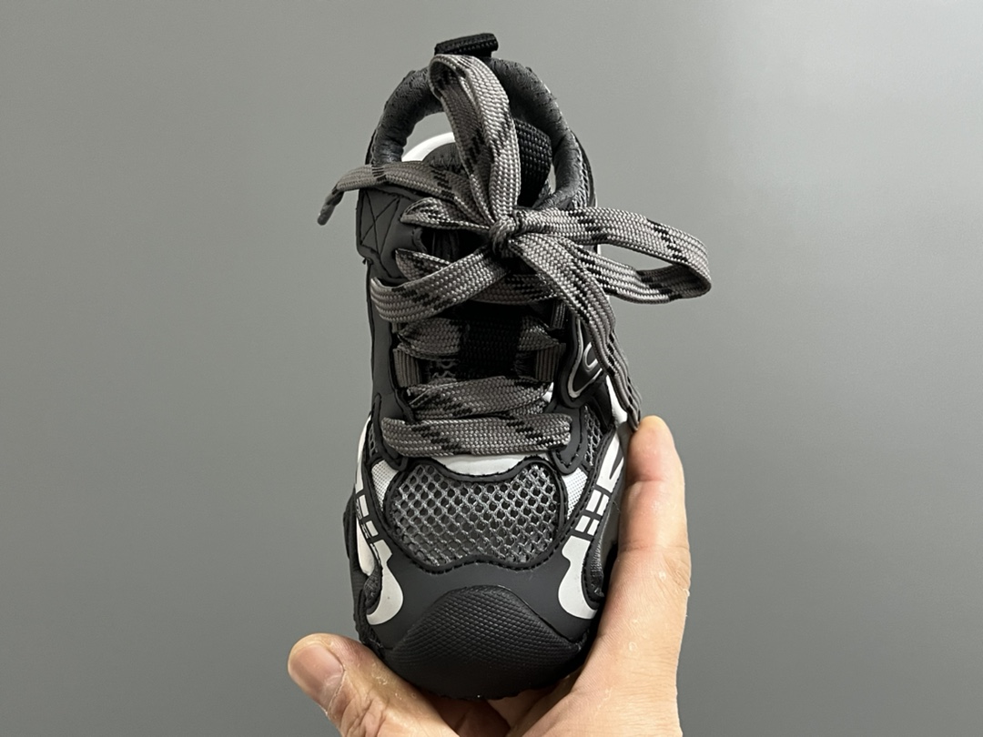 图片[8]-巴家新款10XL魔术贴儿童凉鞋 尺码：26-37码 超火的巴黎世家10XL系列🔥 镂空网面凉鞋推荐❤️ 夏天🌴又时髦又透气☁️ 魔术贴设计，穿脱方便✌🏻-选品中心