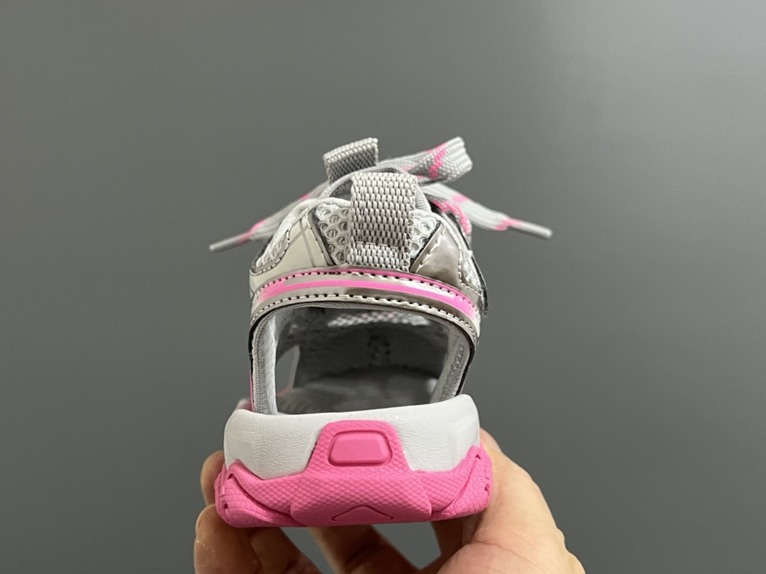 图片[7]-巴家新款10XL魔术贴儿童凉鞋 尺码：26-37码 超火的巴黎世家10XL系列🔥 镂空网面凉鞋推荐❤️ 夏天🌴又时髦又透气☁️ 魔术贴设计，穿脱方便✌🏻-选品中心