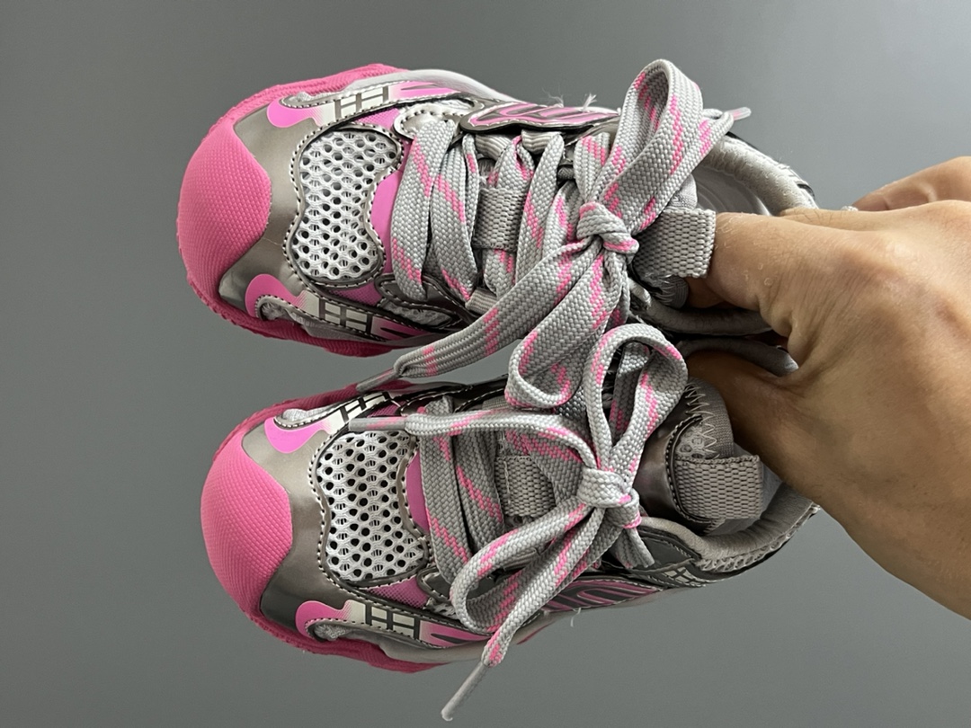 巴家新款10XL魔术贴儿童凉鞋 尺码：26-37码 超火的巴黎世家10XL系列🔥 镂空网面凉鞋推荐❤️ 夏天🌴又时髦又透气☁️ 魔术贴设计，穿脱方便✌🏻-选品中心