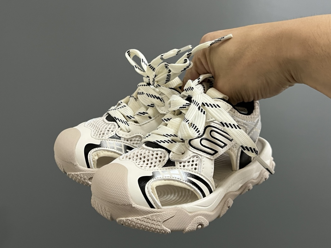 巴家新款10XL魔术贴儿童凉鞋 尺码：26-37码 超火的巴黎世家10XL系列🔥 镂空网面凉鞋推荐❤️ 夏天🌴又时髦又透气☁️ 魔术贴设计，穿脱方便✌🏻-选品中心