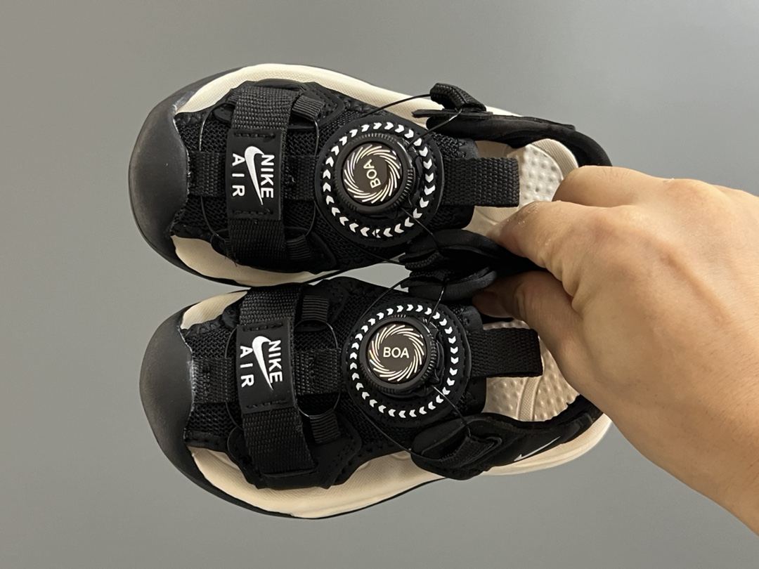 NK 包头网面镂空锁扣儿童凉鞋 尺码：27-37码 包头镂空网面设计，透气又舒适☁️ 锁扣设计，方便调节✌🏻 耐磨防滑大底，脚感超赞👍🏻-选品中心