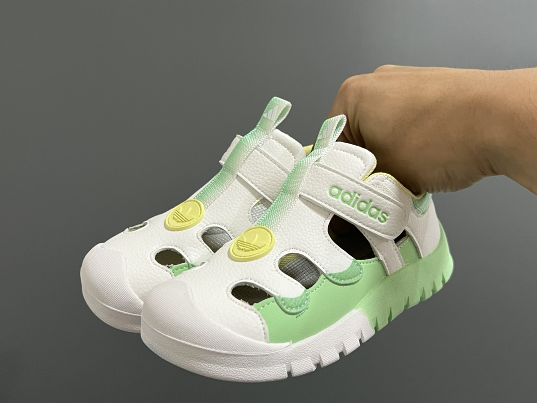 图片[2]-福利 A家新款皮面镂空魔术贴儿童凉鞋 尺码：26-35码 优质皮料拼接✔️ 镂空设计，透气舒适☁️ 魔术贴设计，穿脱方便✌🏻 耐磨防滑大底，脚感超赞👍🏻-选品中心