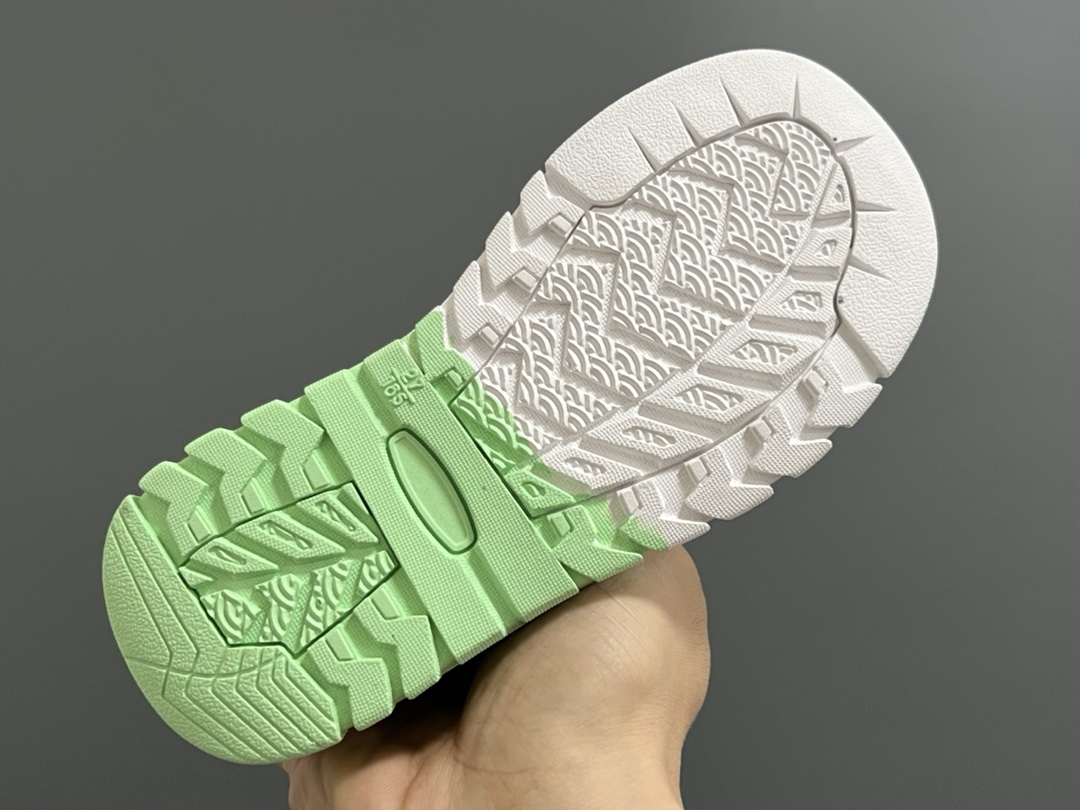 图片[5]-福利 A家新款皮面镂空魔术贴儿童凉鞋 尺码：26-35码 优质皮料拼接✔️ 镂空设计，透气舒适☁️ 魔术贴设计，穿脱方便✌🏻 耐磨防滑大底，脚感超赞👍🏻-选品中心