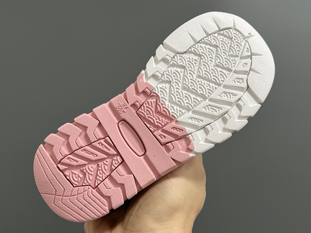 图片[5]-福利 A家新款皮面镂空魔术贴儿童凉鞋 尺码：26-35码 优质皮料拼接✔️ 镂空设计，透气舒适☁️ 魔术贴设计，穿脱方便✌🏻 耐磨防滑大底，脚感超赞👍🏻-选品中心