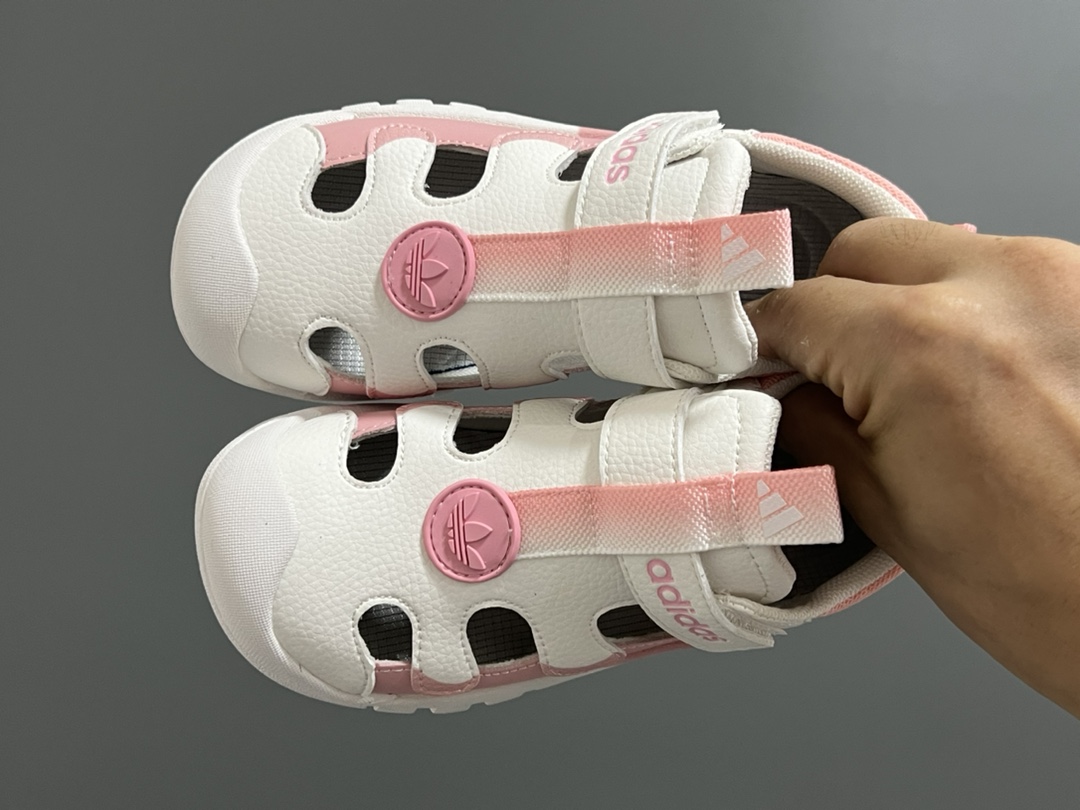 福利 A家新款皮面镂空魔术贴儿童凉鞋 尺码：26-35码 优质皮料拼接✔️ 镂空设计，透气舒适☁️ 魔术贴设计，穿脱方便✌🏻 耐磨防滑大底，脚感超赞👍🏻-选品中心