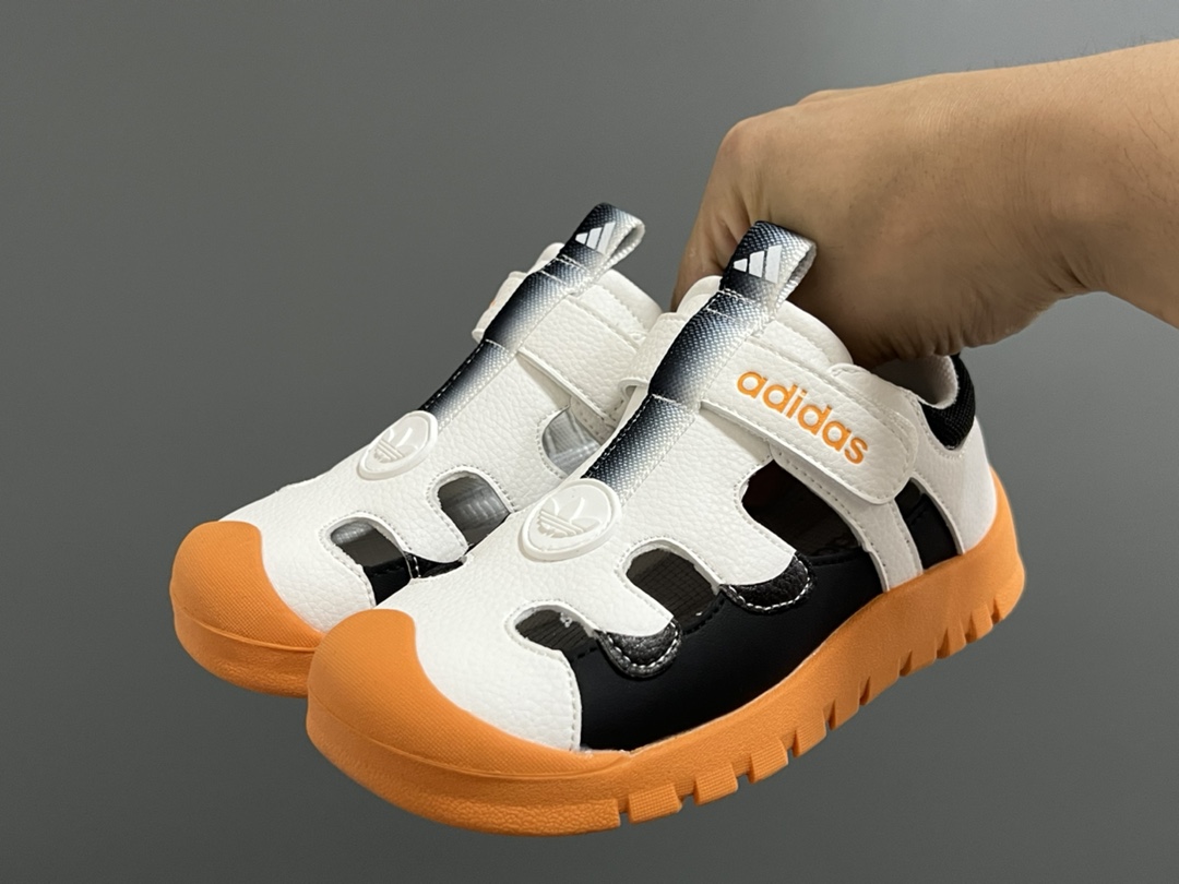 图片[2]-福利 A家新款皮面镂空魔术贴儿童凉鞋 尺码：26-35码 优质皮料拼接✔️ 镂空设计，透气舒适☁️ 魔术贴设计，穿脱方便✌🏻 耐磨防滑大底，脚感超赞👍🏻-选品中心