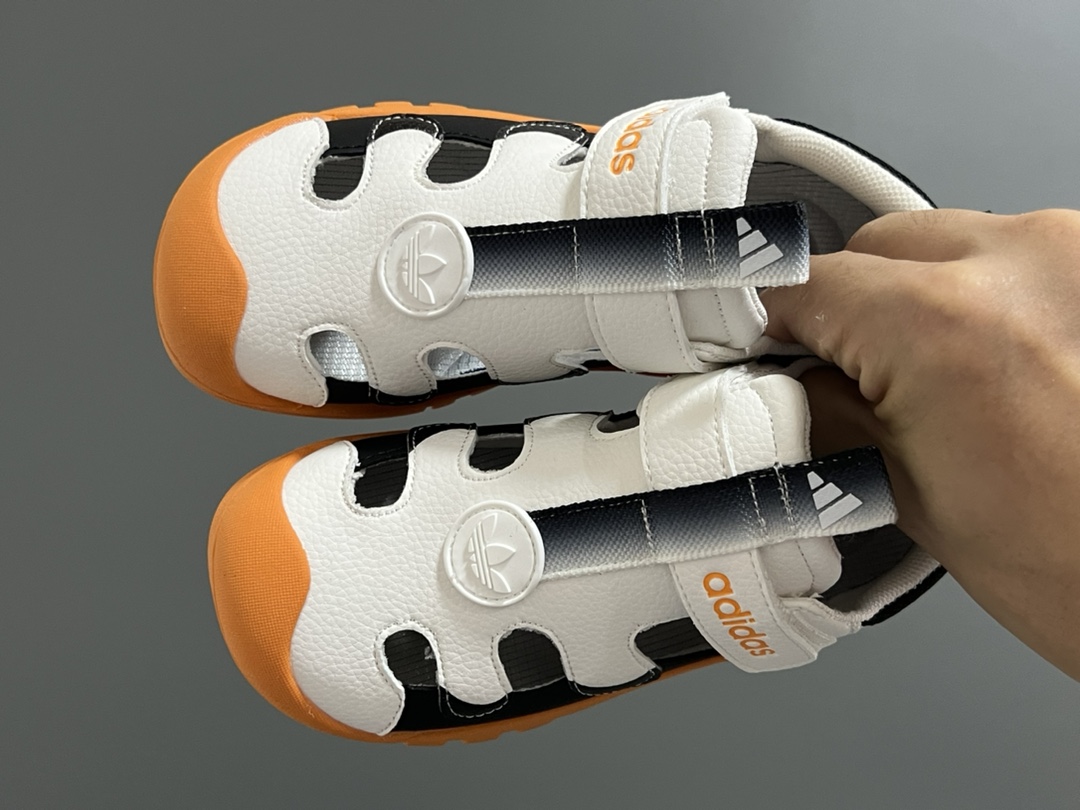 福利 A家新款皮面镂空魔术贴儿童凉鞋 尺码：26-35码 优质皮料拼接✔️ 镂空设计，透气舒适☁️ 魔术贴设计，穿脱方便✌🏻 耐磨防滑大底，脚感超赞👍🏻-选品中心