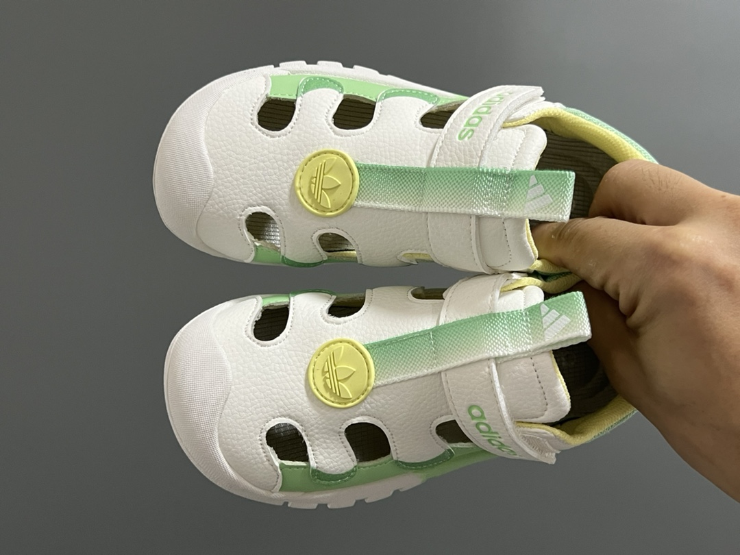 NO:211350,A new leather hollow Velcro children's sandals SIZE26-35 size high-quality leather splicing hollow design, breathable and comfortable Velcro design, easy to put on and take off Wear-resistant and non-slip sole, excellent foot feeling, slippers, sandals, sandals, slippers,19860909A家新款皮面镂空魔术贴儿童凉鞋 SIZE26-35码 优质皮料拼接 镂空设计,透气舒适 魔术贴设计,穿脱方便 耐磨防滑大底,脚感超赞,拖鞋，凉鞋,sandals,slippers,,Children's