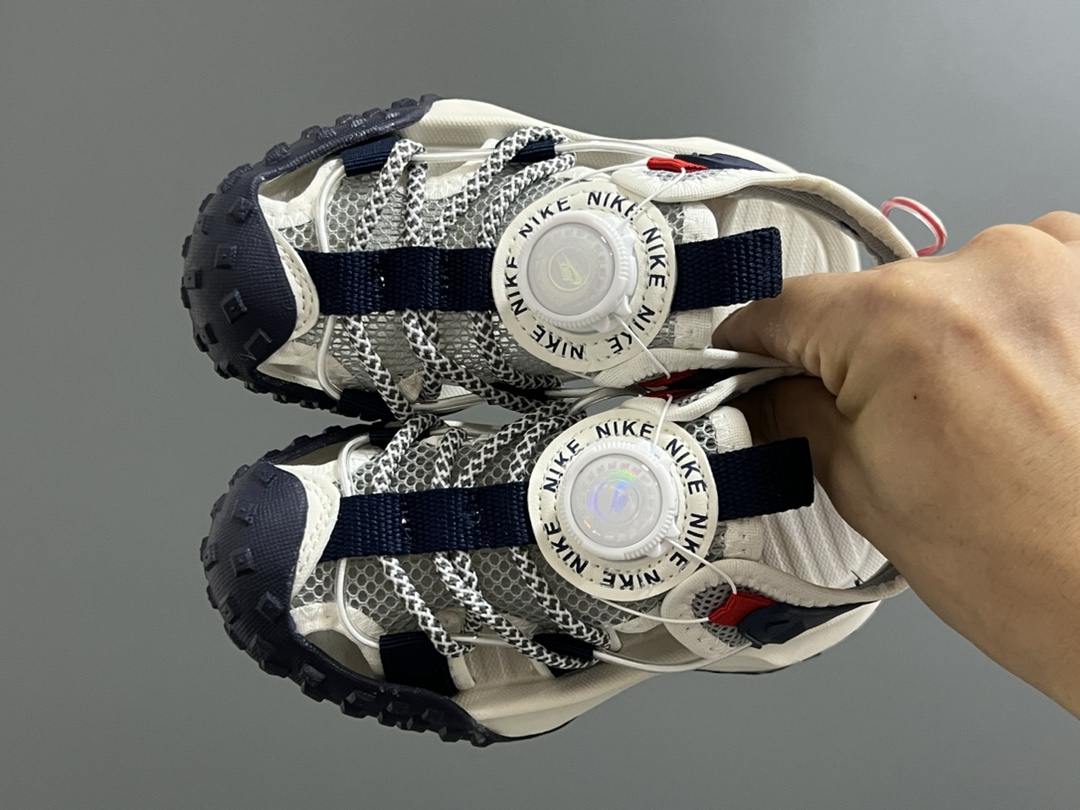 NK轮胎锁扣镂空儿童凉鞋 尺码：27-37码 火爆的轮胎🛞凉鞋🆕 精致锁扣设计，穿脱超级方便✌🏻 镂空网面拼接，透气又舒适☁️ 轮胎🛞底耐磨防滑，满足日常需求✔️-选品中心