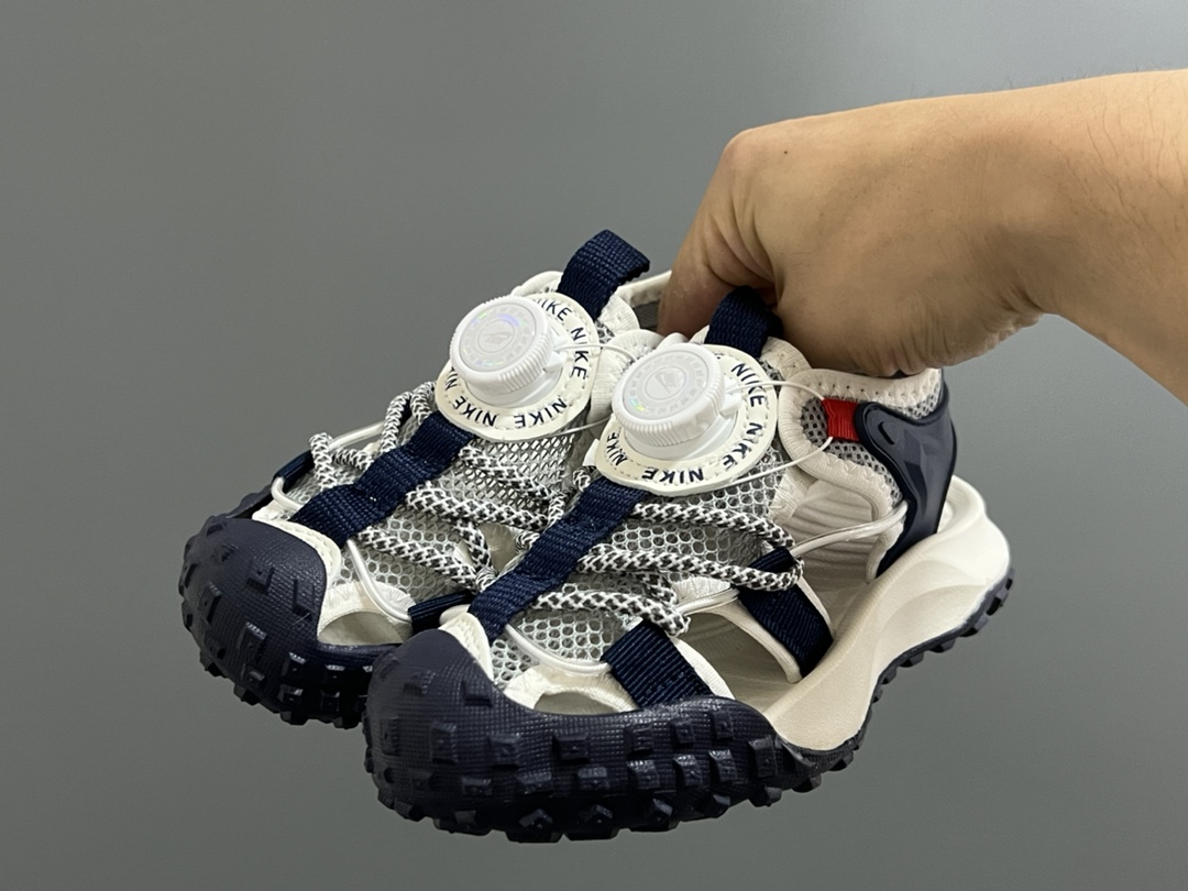 图片[2]-NK轮胎锁扣镂空儿童凉鞋 尺码：27-37码 火爆的轮胎🛞凉鞋🆕 精致锁扣设计，穿脱超级方便✌🏻 镂空网面拼接，透气又舒适☁️ 轮胎🛞底耐磨防滑，满足日常需求✔️-选品中心