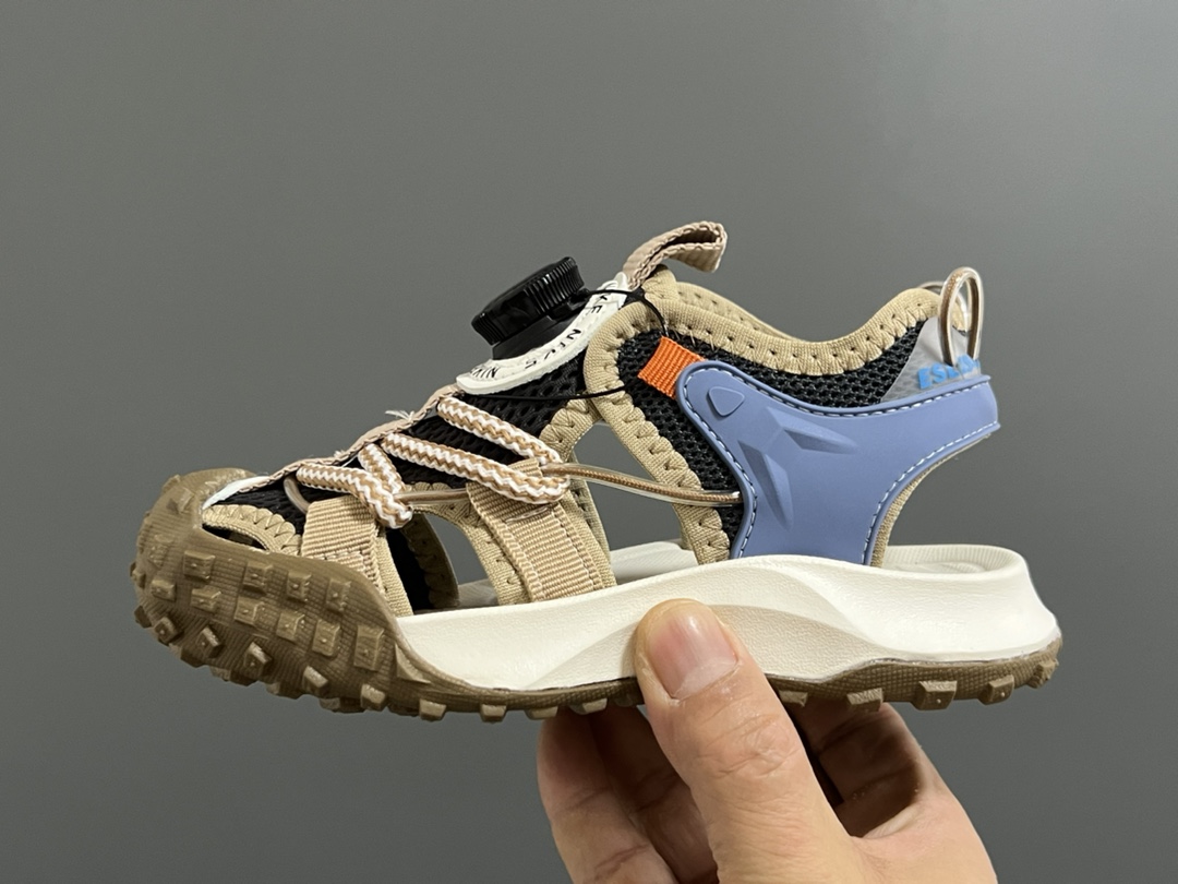 图片[4]-NK轮胎锁扣镂空儿童凉鞋 尺码：27-37码 火爆的轮胎🛞凉鞋🆕 精致锁扣设计，穿脱超级方便✌🏻 镂空网面拼接，透气又舒适☁️ 轮胎🛞底耐磨防滑，满足日常需求✔️-选品中心