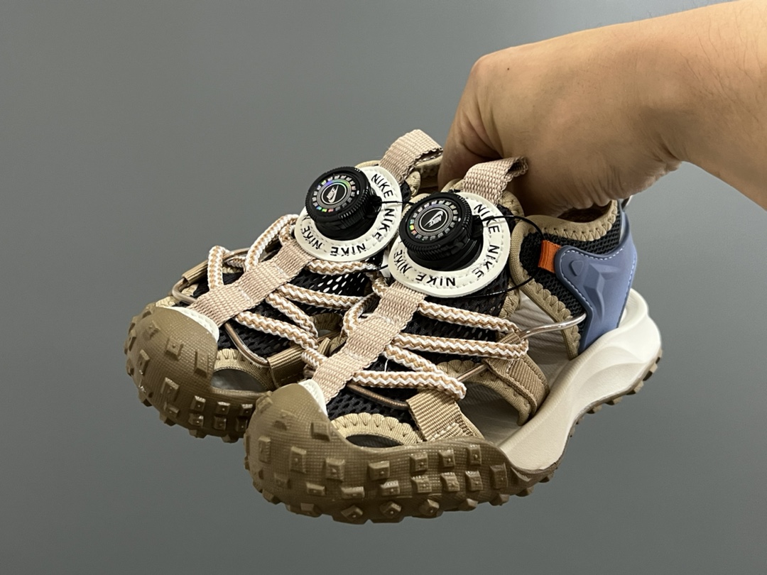 图片[2]-NK轮胎锁扣镂空儿童凉鞋 尺码：27-37码 火爆的轮胎🛞凉鞋🆕 精致锁扣设计，穿脱超级方便✌🏻 镂空网面拼接，透气又舒适☁️ 轮胎🛞底耐磨防滑，满足日常需求✔️-选品中心