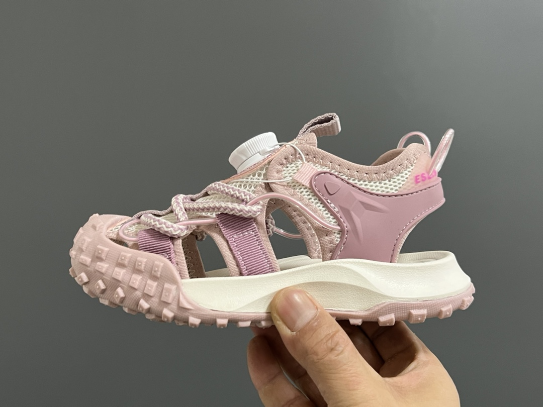 图片[4]-NK轮胎锁扣镂空儿童凉鞋 尺码：27-37码 火爆的轮胎🛞凉鞋🆕 精致锁扣设计，穿脱超级方便✌🏻 镂空网面拼接，透气又舒适☁️ 轮胎🛞底耐磨防滑，满足日常需求✔️-选品中心