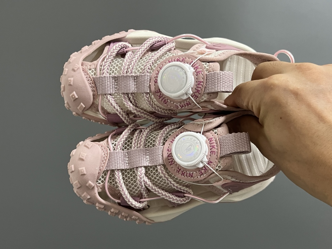 NK轮胎锁扣镂空儿童凉鞋 尺码：27-37码 火爆的轮胎🛞凉鞋🆕 精致锁扣设计，穿脱超级方便✌🏻 镂空网面拼接，透气又舒适☁️ 轮胎🛞底耐磨防滑，满足日常需求✔️-选品中心