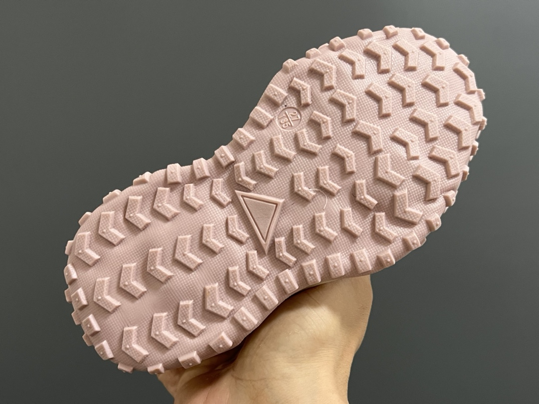 图片[5]-NK轮胎锁扣镂空儿童凉鞋 尺码：27-37码 火爆的轮胎🛞凉鞋🆕 精致锁扣设计，穿脱超级方便✌🏻 镂空网面拼接，透气又舒适☁️ 轮胎🛞底耐磨防滑，满足日常需求✔️-选品中心