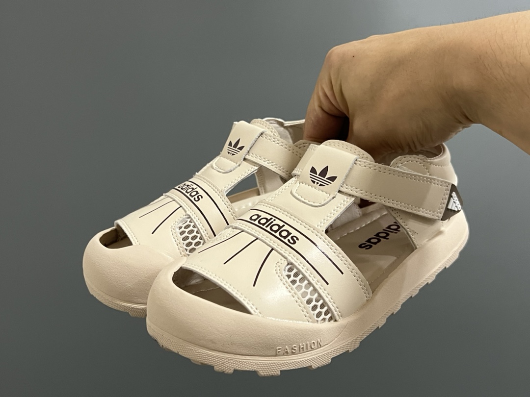 图片[2]-价格下调⬇️ 代理价 （‼️‼️‼️） A家新款包头镂空魔术贴婴童凉鞋 尺码：23-32码 精致的包头镂空皮面🆕 魔术贴设计、穿脱超方便✌🏻 耐磨防滑大底，脚感超赞👍🏻-选品中心