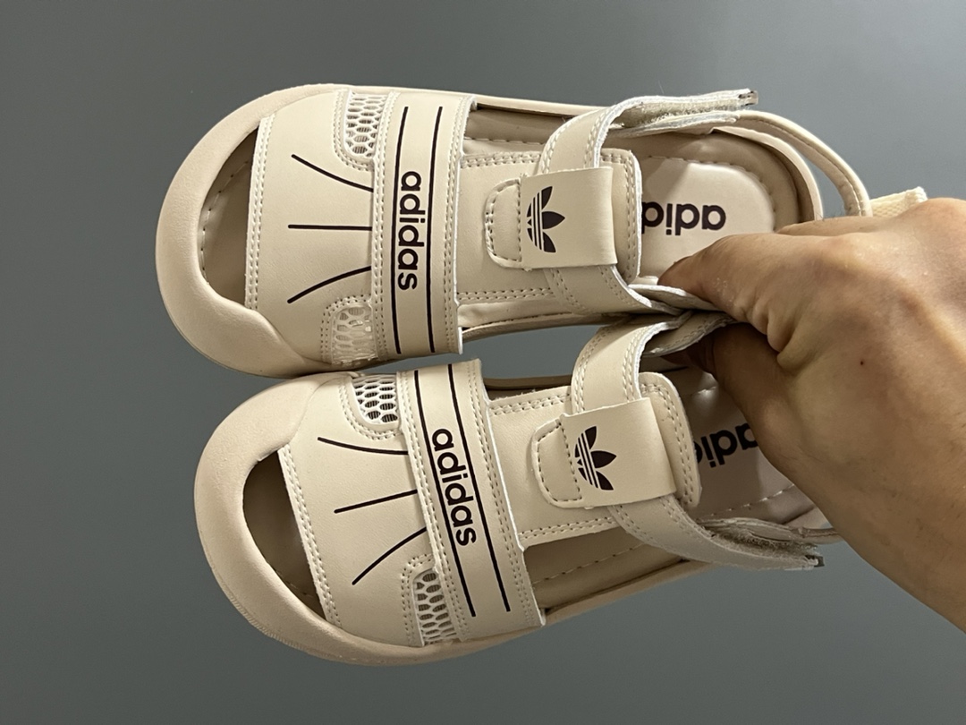 价格下调⬇️ 代理价 （‼️‼️‼️） A家新款包头镂空魔术贴婴童凉鞋 尺码：23-32码 精致的包头镂空皮面🆕 魔术贴设计、穿脱超方便✌🏻 耐磨防滑大底，脚感超赞👍🏻-选品中心