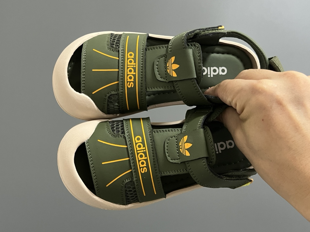 价格下调⬇️ 代理价 （‼️‼️‼️） A家新款包头镂空魔术贴婴童凉鞋 尺码：23-32码 精致的包头镂空皮面🆕 魔术贴设计、穿脱超方便✌🏻 耐磨防滑大底，脚感超赞👍🏻-选品中心