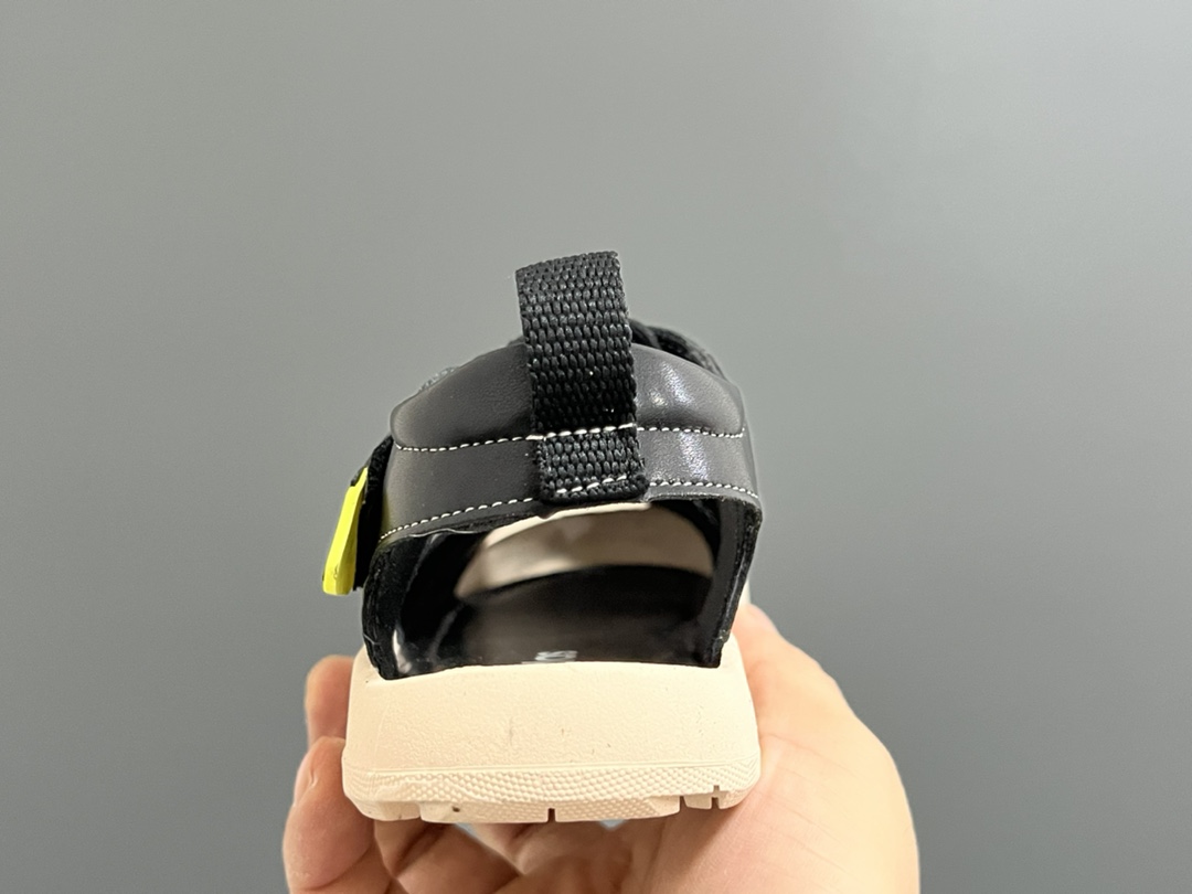 图片[7]-价格下调⬇️ 代理价 （‼️‼️‼️） A家新款包头镂空魔术贴婴童凉鞋 尺码：23-32码 精致的包头镂空皮面🆕 魔术贴设计、穿脱超方便✌🏻 耐磨防滑大底，脚感超赞👍🏻-选品中心