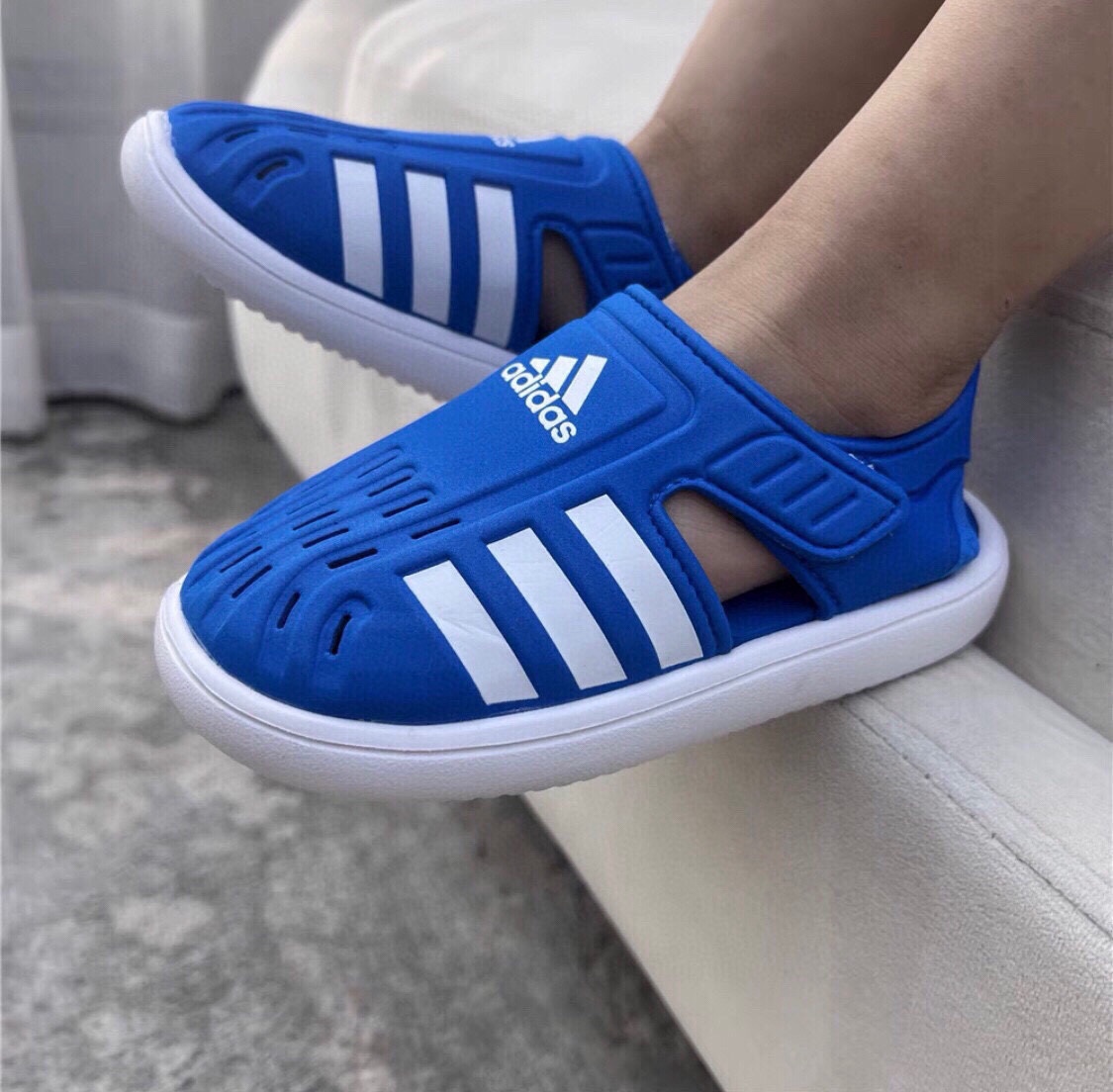 图片[7]-专G版A家新款洞洞鞋男女儿童凉鞋 尺码：22-35码 专柜版来咯👏🏻官方同步新品🆕 优质超软的EVA鞋面，舒适透气性极佳👍🏻 两侧可调节魔术贴粘扣，方便调节✔️ 闭合式鞋头搭配镂空设计，脚感舒适☁️ 可爱的限量联名系列，送人自留两相宜❤️-选品中心