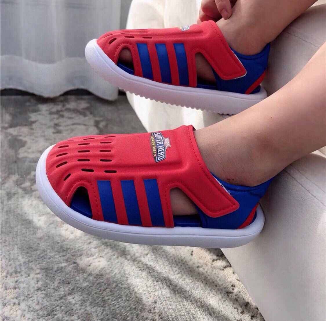 图片[5]-专G版A家新款洞洞鞋男女儿童凉鞋 尺码：22-35码 专柜版来咯👏🏻官方同步新品🆕 优质超软的EVA鞋面，舒适透气性极佳👍🏻 两侧可调节魔术贴粘扣，方便调节✔️ 闭合式鞋头搭配镂空设计，脚感舒适☁️ 可爱的限量联名系列，送人自留两相宜❤️-选品中心