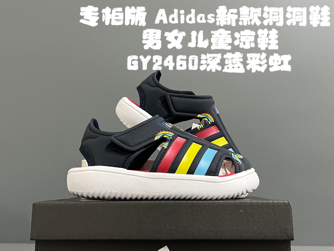 图片[4]-专g版A家新款洞洞鞋男女儿童凉鞋 尺码：22-35码 专G版来咯👏🏻官方同步新品🆕 优质超软的EVA鞋面，舒适透气性极佳👍🏻 两侧可调节魔术贴粘扣，方便调节✔️ 闭合式鞋头搭配镂空设计，脚感舒适☁️ 可爱的限量联名系列，送人自留两相宜❤️-选品中心