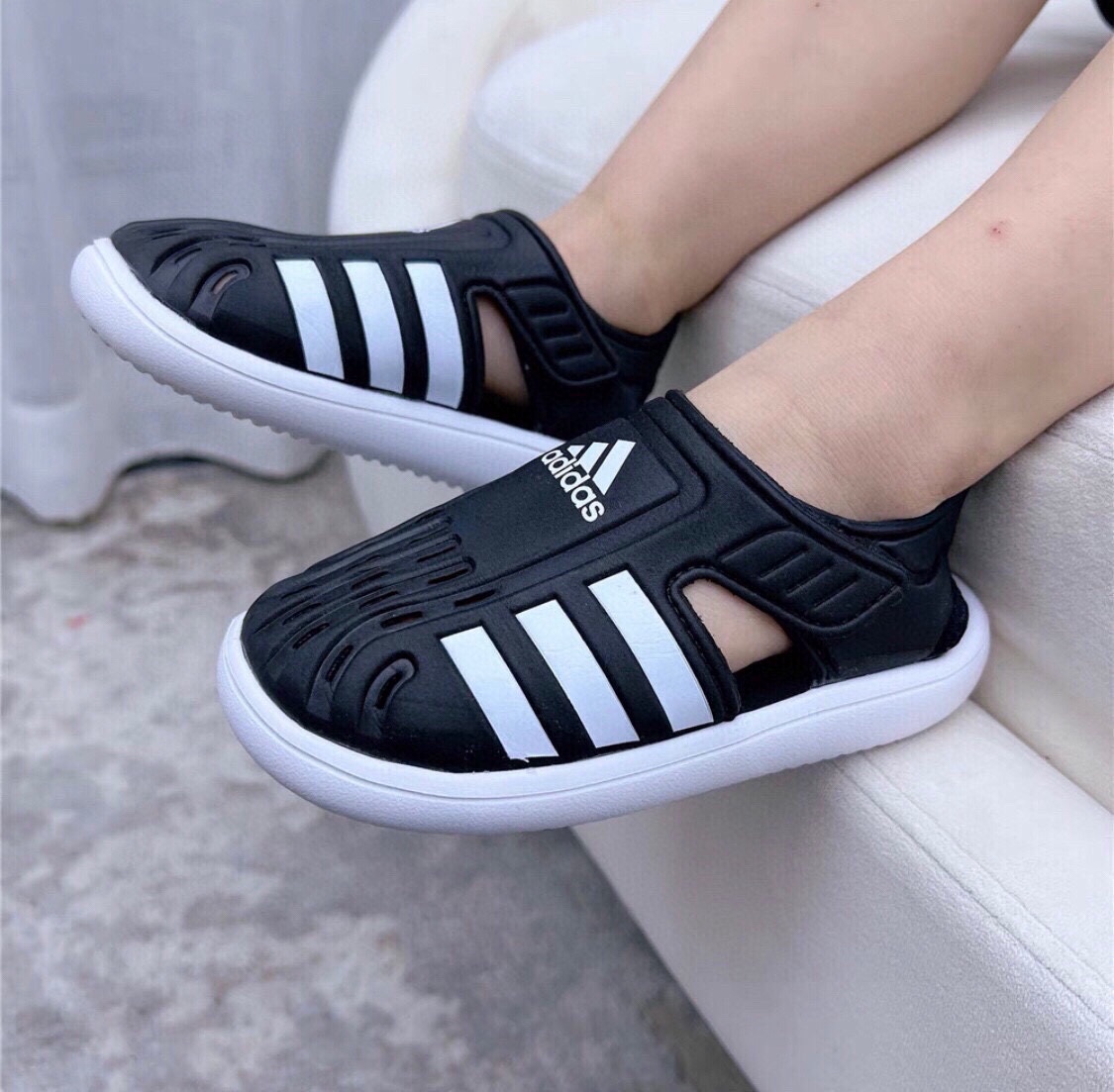 图片[8]-专g版A家新款洞洞鞋男女儿童凉鞋 尺码：22-35码 专G版来咯👏🏻官方同步新品🆕 优质超软的EVA鞋面，舒适透气性极佳👍🏻 两侧可调节魔术贴粘扣，方便调节✔️ 闭合式鞋头搭配镂空设计，脚感舒适☁️ 可爱的限量联名系列，送人自留两相宜❤️-选品中心