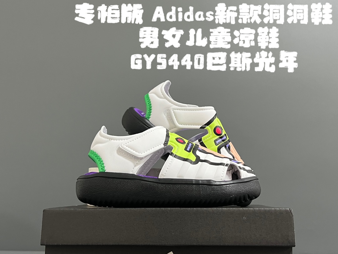 图片[2]-专g版A家新款洞洞鞋男女儿童凉鞋 尺码：22-35码 专G版来咯👏🏻官方同步新品🆕 优质超软的EVA鞋面，舒适透气性极佳👍🏻 两侧可调节魔术贴粘扣，方便调节✔️ 闭合式鞋头搭配镂空设计，脚感舒适☁️ 可爱的限量联名系列，送人自留两相宜❤️-选品中心