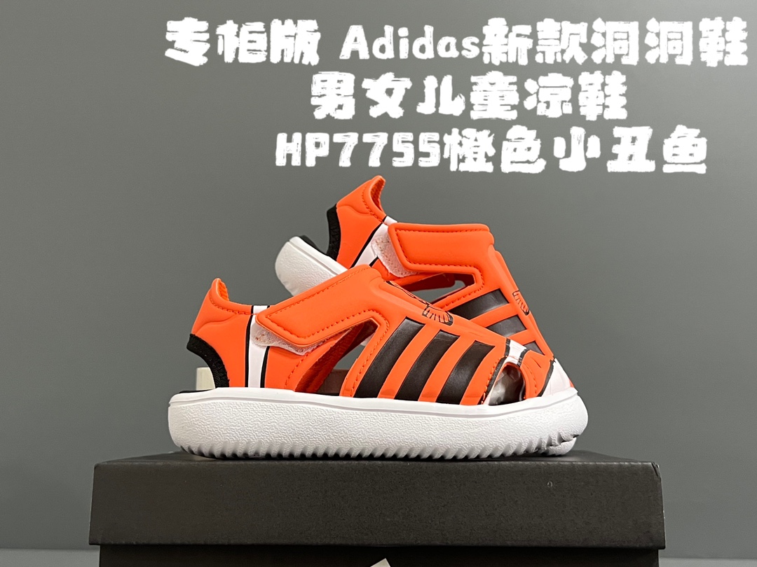 专g版A家新款洞洞鞋男女儿童凉鞋 尺码:22-35码 专G版来咯👏🏻官方同步新品🆕 优质超软的EVA鞋面,舒适透气性极佳👍🏻 两侧可调节魔术贴粘扣,方便调节✔️ 闭合式鞋头搭配镂空设计,脚感舒适☁️ 可爱的限量联名系列,送人自留两相宜❤️-选品中心