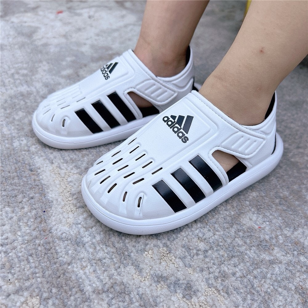 图片[7]-专g版A家新款洞洞鞋男女儿童凉鞋 尺码：22-35码 专G版来咯👏🏻官方同步新品🆕 优质超软的EVA鞋面，舒适透气性极佳👍🏻 两侧可调节魔术贴粘扣，方便调节✔️ 闭合式鞋头搭配镂空设计，脚感舒适☁️ 可爱的限量联名系列，送人自留两相宜❤️-选品中心