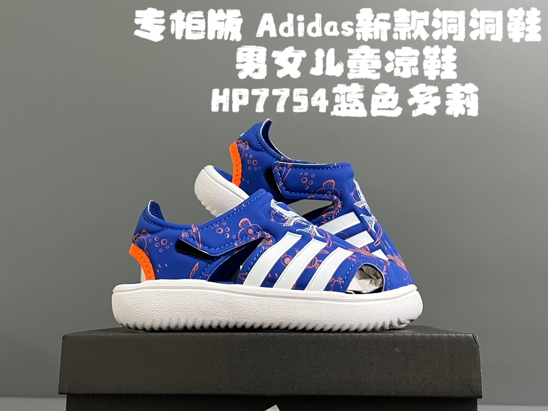 图片[3]-专g版A家新款洞洞鞋男女儿童凉鞋 尺码：22-35码 专G版来咯👏🏻官方同步新品🆕 优质超软的EVA鞋面，舒适透气性极佳👍🏻 两侧可调节魔术贴粘扣，方便调节✔️ 闭合式鞋头搭配镂空设计，脚感舒适☁️ 可爱的限量联名系列，送人自留两相宜❤️-选品中心