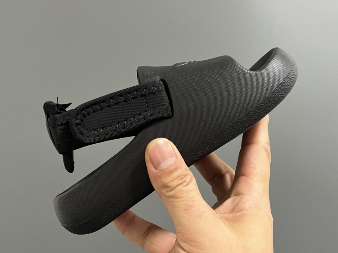 图片[6]-活动A家新款两穿魔术贴儿童凉鞋 尺码：22-35码 还没上就爆单啦💥 三葉草愛迪達新款🆕 国内买不到哦✌🏻 可拆卸后跟的款式，两穿真的超实用❤️ 一体成型EVA工艺，清洗超级方便✔️-选品中心