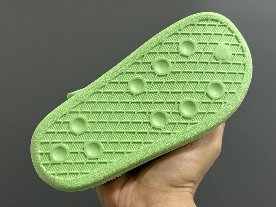 图片[5]-活动A家新款两穿魔术贴儿童凉鞋 尺码：22-35码 还没上就爆单啦💥 三葉草愛迪達新款🆕 国内买不到哦✌🏻 可拆卸后跟的款式，两穿真的超实用❤️ 一体成型EVA工艺，清洗超级方便✔️-选品中心