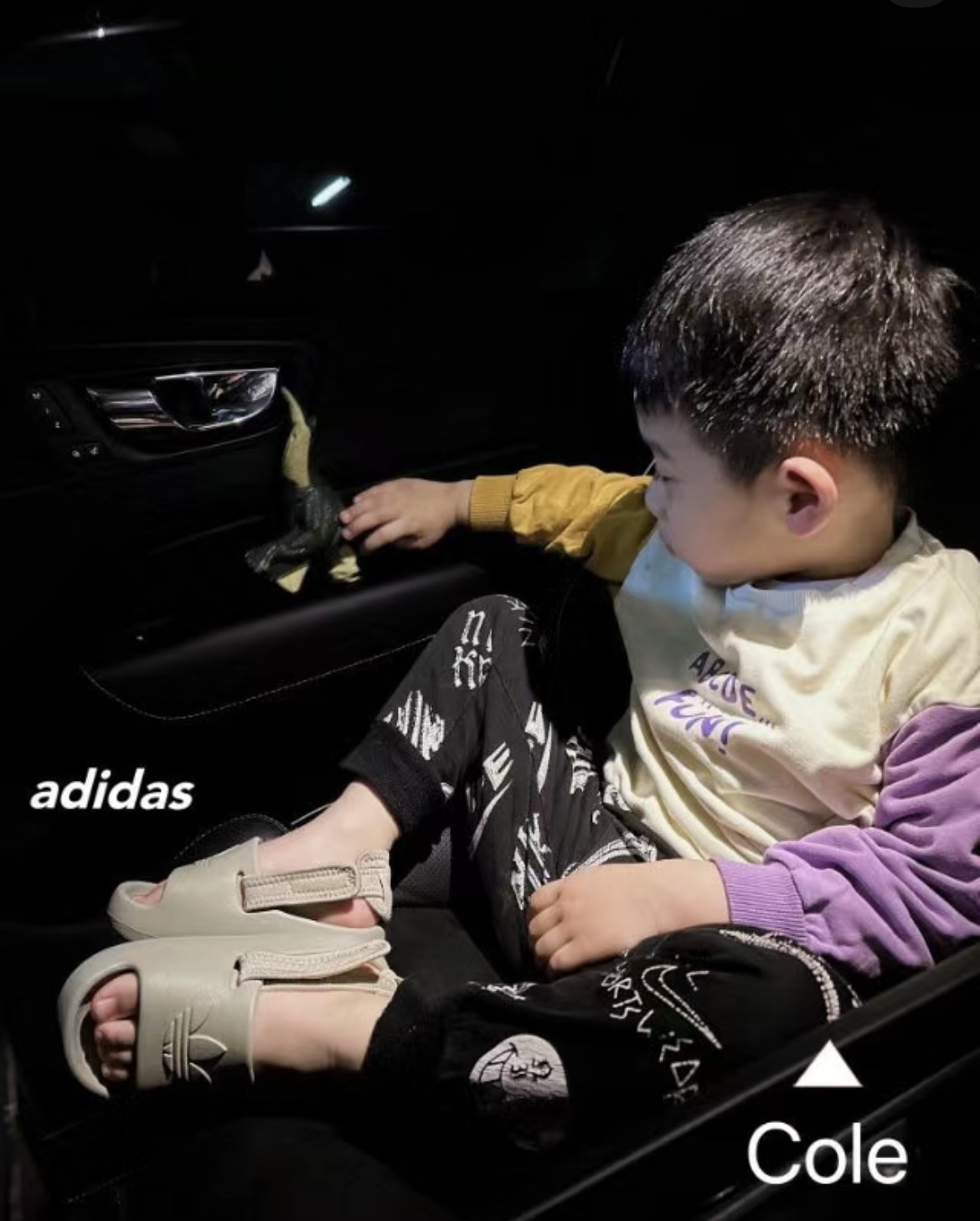 图片[8]-活动A家新款两穿魔术贴儿童凉鞋 尺码：22-35码 还没上就爆单啦💥 三葉草愛迪達新款🆕 国内买不到哦✌🏻 可拆卸后跟的款式，两穿真的超实用❤️ 一体成型EVA工艺，清洗超级方便✔️-选品中心