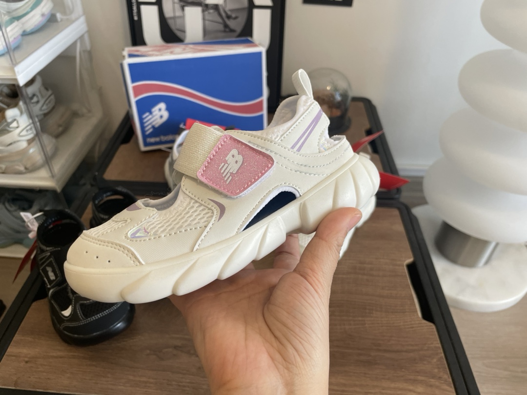 图片[4]-NB920网面拼接魔术贴儿童凉鞋24-37码 时髦又洋气的NB玛丽珍系列🔥网面➕优质皮料拼接，透气又舒适☁️1：1高端定制MD大底，脚感超舒服😌-选品中心