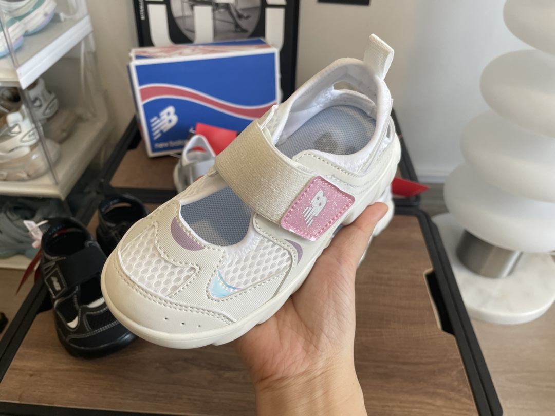 图片[3]-NB920网面拼接魔术贴儿童凉鞋24-37码 时髦又洋气的NB玛丽珍系列🔥网面➕优质皮料拼接，透气又舒适☁️1：1高端定制MD大底，脚感超舒服😌-选品中心