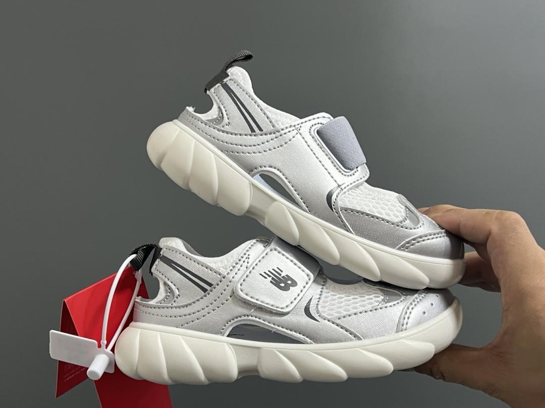 图片[9]-调NB新款920玛丽珍网面拼接魔术贴儿童凉鞋 尺码：24-37码 时髦又洋气的NB玛丽珍系列🔥 网面➕优质皮料拼接，透气又舒适☁️ 1：1高端定制MD大底，脚感超舒服😌 魔术贴设计，穿脱超级方便✌🏻 闭眼入的三色，搭配袜子超洋气✨-选品中心